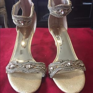 Stone shoes by Antonio Melani in Gold color